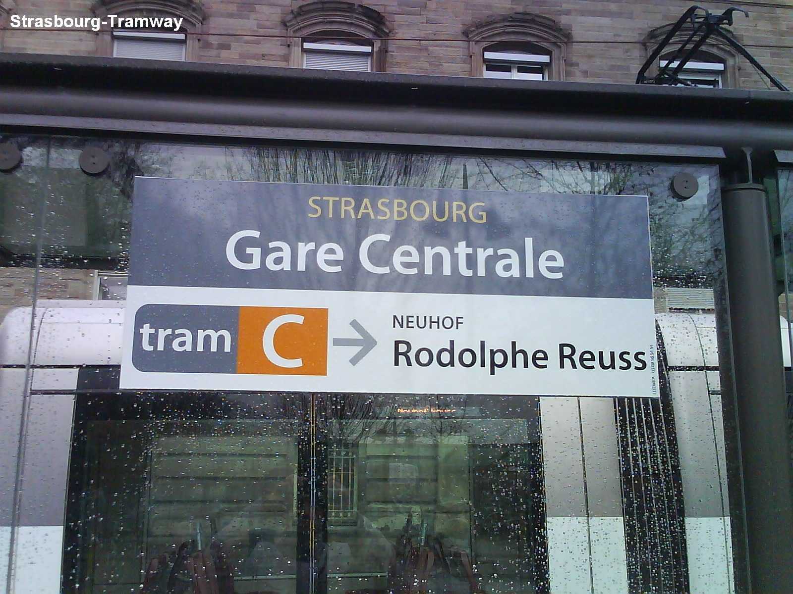 La signal�tique sur l'abri-tram du quai 1.